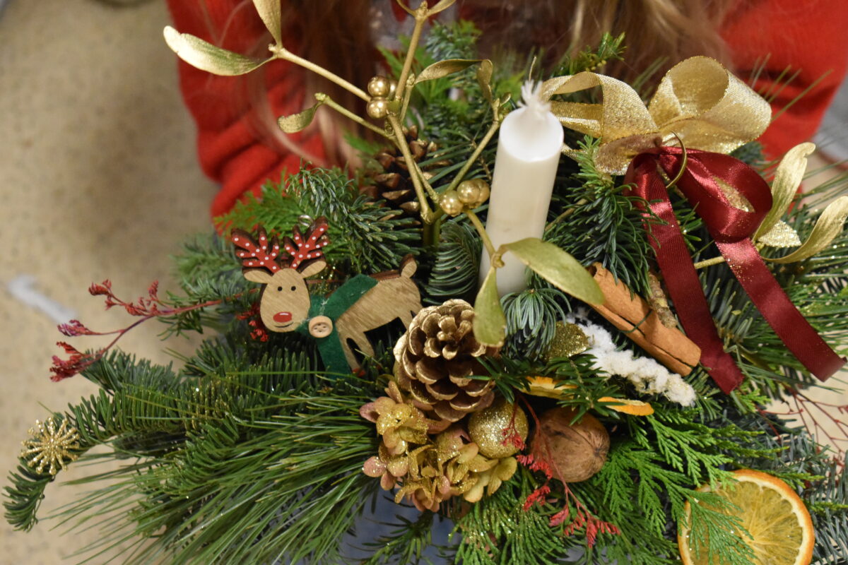 Mieliśmy niezwykłą przyjemność uczestniczyć w warsztatach świątecznych, podczas których tworzyliśmy przepiękne bożonarodzeniowe stroiki! 🎅🌿 Zaprosiliśmy dwie grupy do wspólnej zabawy - dorosłych i dzieci od 3 klasy szkoły podstawowej, a wszystko pod czujnym okiem pani Beaty Błażejczyk, niekwestionowanej mistrzyni florystyki! 💐🌟
