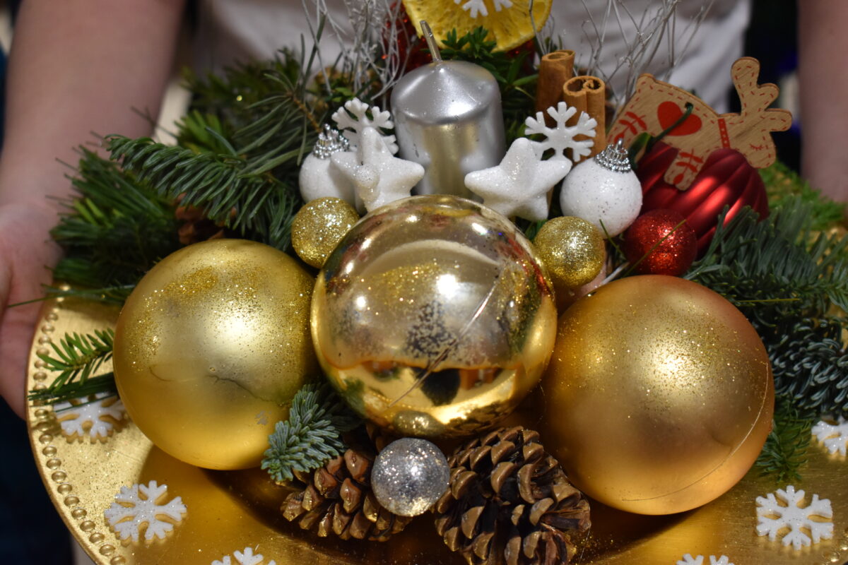 Mieliśmy niezwykłą przyjemność uczestniczyć w warsztatach świątecznych, podczas których tworzyliśmy przepiękne bożonarodzeniowe stroiki! 🎅🌿 Zaprosiliśmy dwie grupy do wspólnej zabawy - dorosłych i dzieci od 3 klasy szkoły podstawowej, a wszystko pod czujnym okiem pani Beaty Błażejczyk, niekwestionowanej mistrzyni florystyki! 💐🌟