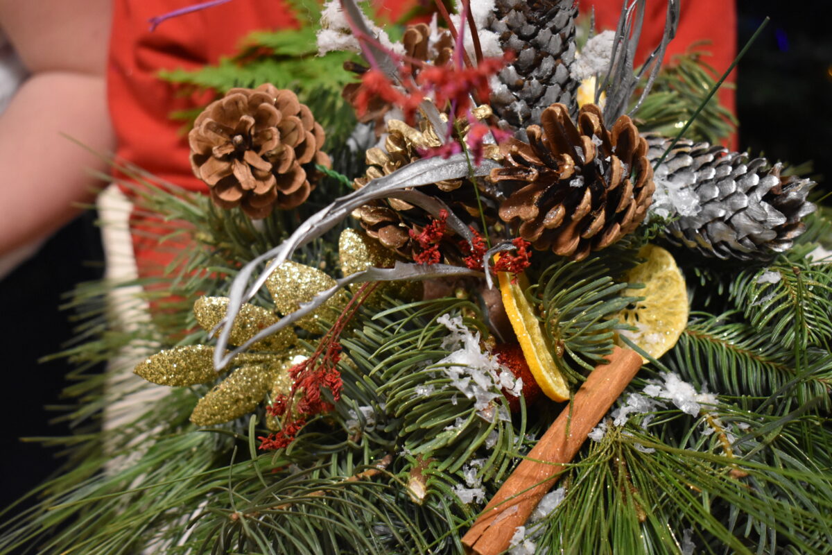 Mieliśmy niezwykłą przyjemność uczestniczyć w warsztatach świątecznych, podczas których tworzyliśmy przepiękne bożonarodzeniowe stroiki! 🎅🌿 Zaprosiliśmy dwie grupy do wspólnej zabawy - dorosłych i dzieci od 3 klasy szkoły podstawowej, a wszystko pod czujnym okiem pani Beaty Błażejczyk, niekwestionowanej mistrzyni florystyki! 💐🌟