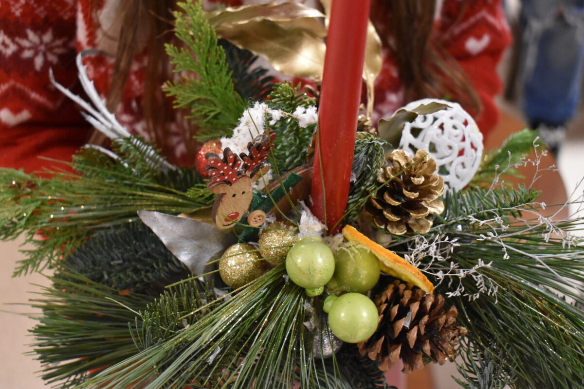 Mieliśmy niezwykłą przyjemność uczestniczyć w warsztatach świątecznych, podczas których tworzyliśmy przepiękne bożonarodzeniowe stroiki! 🎅🌿 Zaprosiliśmy dwie grupy do wspólnej zabawy - dorosłych i dzieci od 3 klasy szkoły podstawowej, a wszystko pod czujnym okiem pani Beaty Błażejczyk, niekwestionowanej mistrzyni florystyki! 💐🌟
