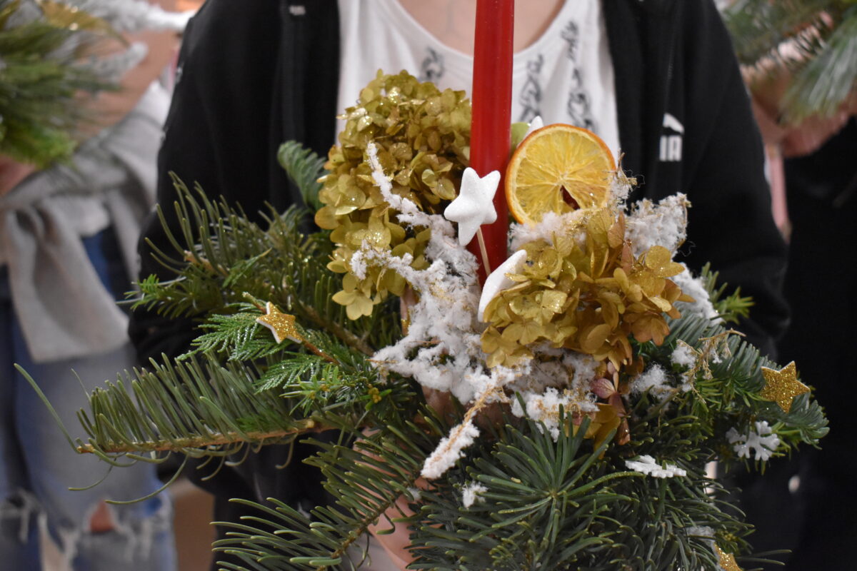 Mieliśmy niezwykłą przyjemność uczestniczyć w warsztatach świątecznych, podczas których tworzyliśmy przepiękne bożonarodzeniowe stroiki! 🎅🌿 Zaprosiliśmy dwie grupy do wspólnej zabawy - dorosłych i dzieci od 3 klasy szkoły podstawowej, a wszystko pod czujnym okiem pani Beaty Błażejczyk, niekwestionowanej mistrzyni florystyki! 💐🌟