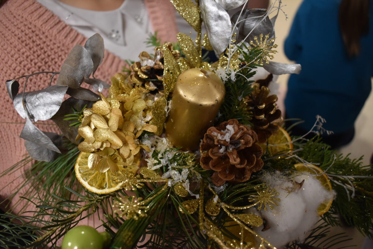 Mieliśmy niezwykłą przyjemność uczestniczyć w warsztatach świątecznych, podczas których tworzyliśmy przepiękne bożonarodzeniowe stroiki! 🎅🌿 Zaprosiliśmy dwie grupy do wspólnej zabawy - dorosłych i dzieci od 3 klasy szkoły podstawowej, a wszystko pod czujnym okiem pani Beaty Błażejczyk, niekwestionowanej mistrzyni florystyki! 💐🌟