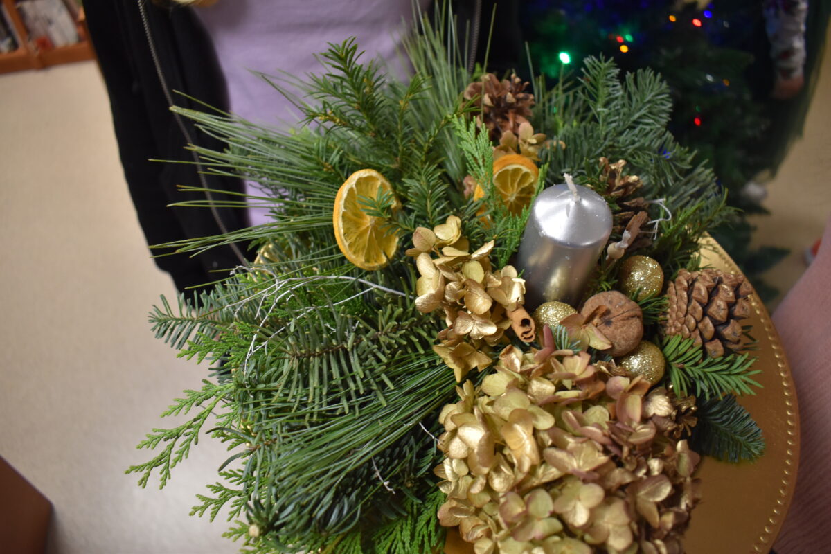 Mieliśmy niezwykłą przyjemność uczestniczyć w warsztatach świątecznych, podczas których tworzyliśmy przepiękne bożonarodzeniowe stroiki! 🎅🌿 Zaprosiliśmy dwie grupy do wspólnej zabawy - dorosłych i dzieci od 3 klasy szkoły podstawowej, a wszystko pod czujnym okiem pani Beaty Błażejczyk, niekwestionowanej mistrzyni florystyki! 💐🌟
