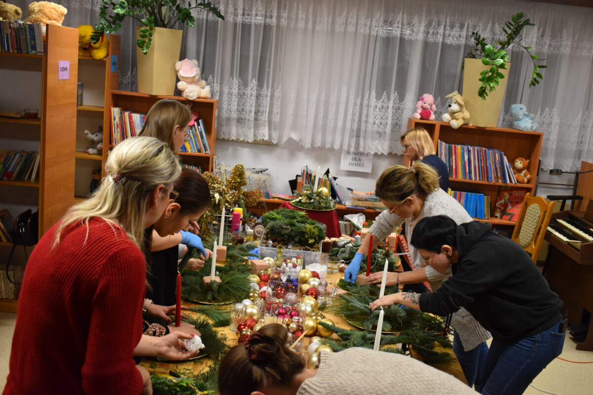 Mieliśmy niezwykłą przyjemność uczestniczyć w warsztatach świątecznych, podczas których tworzyliśmy przepiękne bożonarodzeniowe stroiki! 🎅🌿 Zaprosiliśmy dwie grupy do wspólnej zabawy - dorosłych i dzieci od 3 klasy szkoły podstawowej, a wszystko pod czujnym okiem pani Beaty Błażejczyk, niekwestionowanej mistrzyni florystyki! 💐🌟