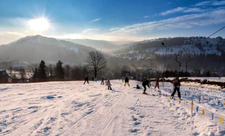 śnieg góry i ludzie na nartach