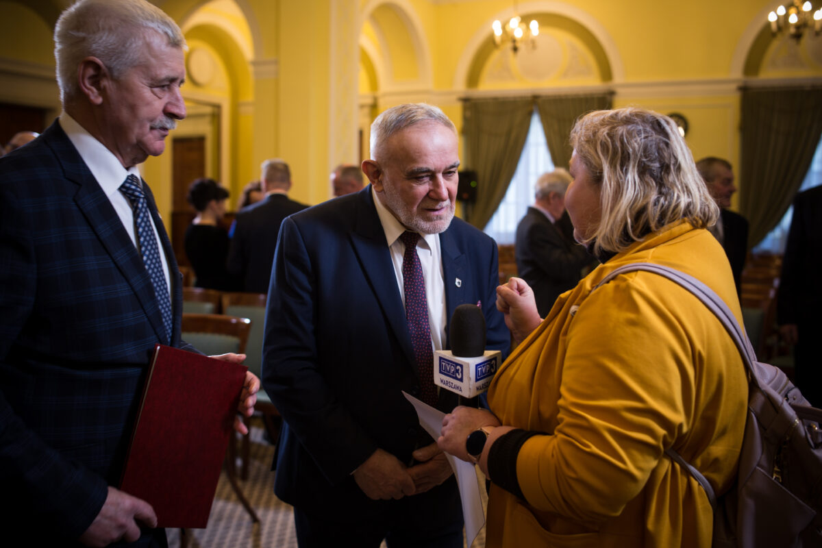 wywiad mikrofon kobieta mezczyzni