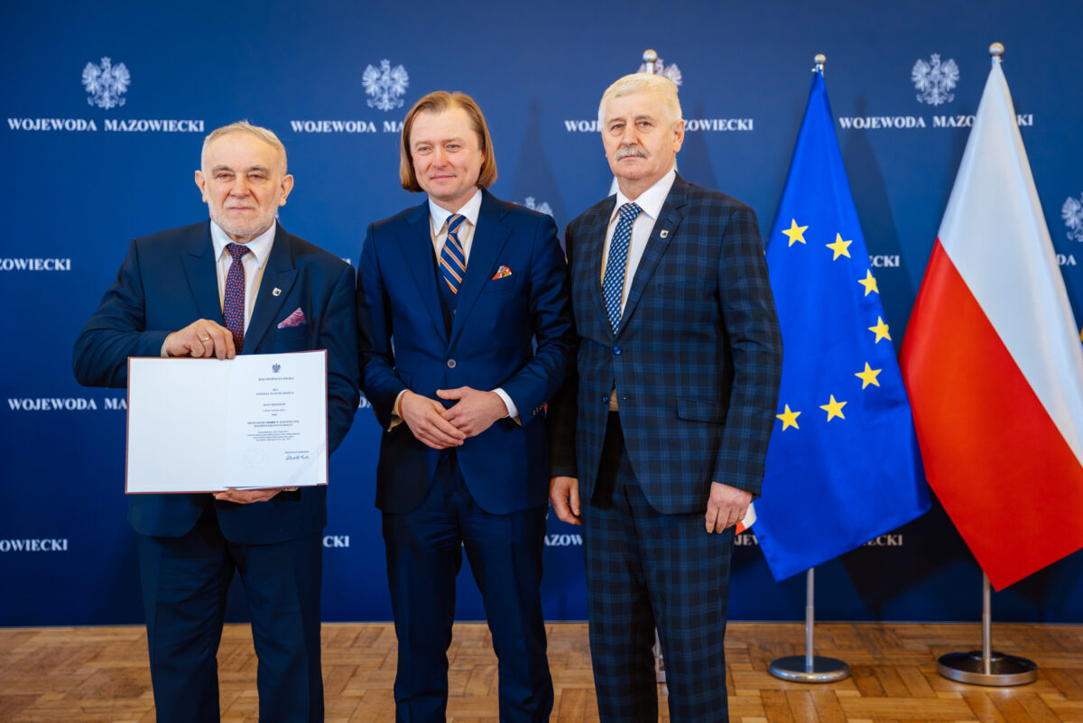 trzech mężczyzn garnitur flaga biało-czerwona