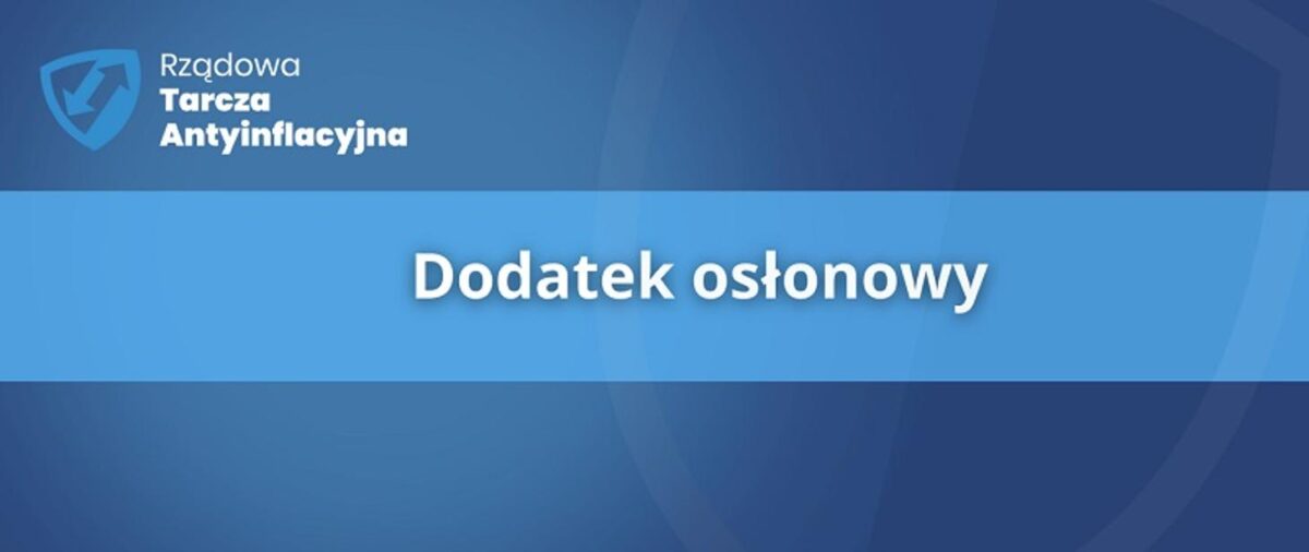 Obraz przedstawia grafikę z tekstem, który jest prawdopodobnie częścią jakiejś prezentacji lub informacji. Na górze grafiki znajduje się logo lub nazwa "Rządowa Tarcza Antyinflacyjna", co sugeruje, że treść jest związana z rządowymi działaniami mającymi na celu przeciwdziałanie inflacji. Poniżej, na niebieskim tle, znajduje się biały tekst "Dodatek osłonowy", co wskazuje na to, że może to być nazwa konkretnego środka lub programu w ramach wspomnianej tarczy antyinflacyjnej. Grafika ma stonowaną kolorystykę, dominuje niebieski kolor w różnych odcieniach, a całość prezentuje się profesjonalnie i jest przeznaczona do przekazu informacji.