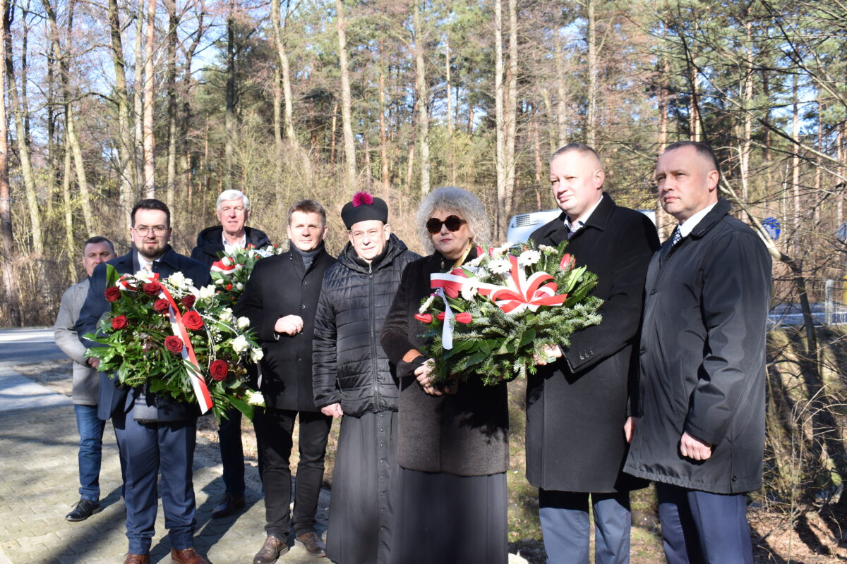 Na obrazku jest grupa osób, które są umieszczone obok siebie, każdy trzyma w dłoni kwiaty. Wyglądają na wyniki i umieszczone na nich, co charakterystyczne, że mogą być specjalne lub świętowanie specjalnych wydarzeń.