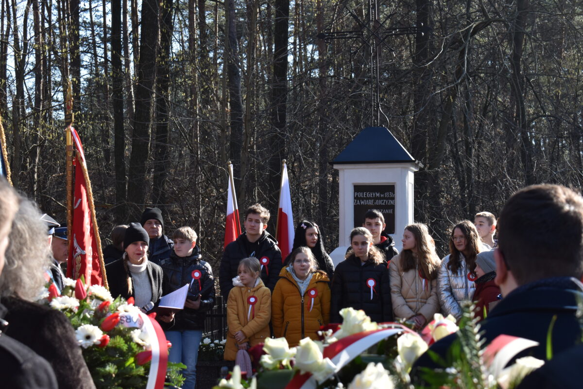 Na miejscu jest grupa ludzi, która jest przed dostawą do użytku. Informacje o osobie znajdującej się na i zamyślonej, co ważne, że może być ważne albo upamiętnienie ważnych wydarzeń.