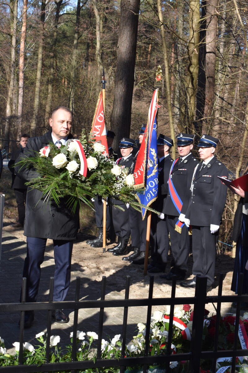 Na widok grupy ludzi, którzy są narażeni przed ogrodzeniem. Wyglądają na podejrzane tym, co pojawia się po drugiej stronie płotu.