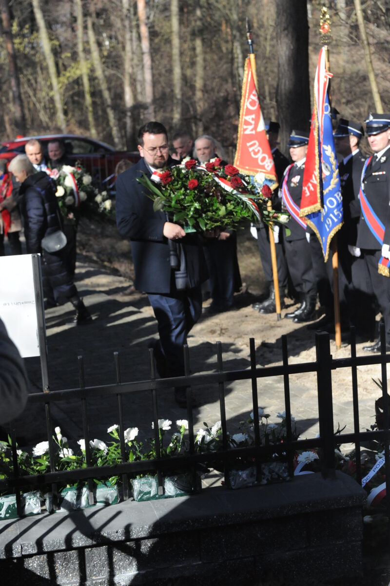 Na widocznym zdjęciu jest mężczyzna, który trzyma w rękach bukiet kwiatowy. Wychodzi na pierwszy rzut oka, lub jest to możliwe.