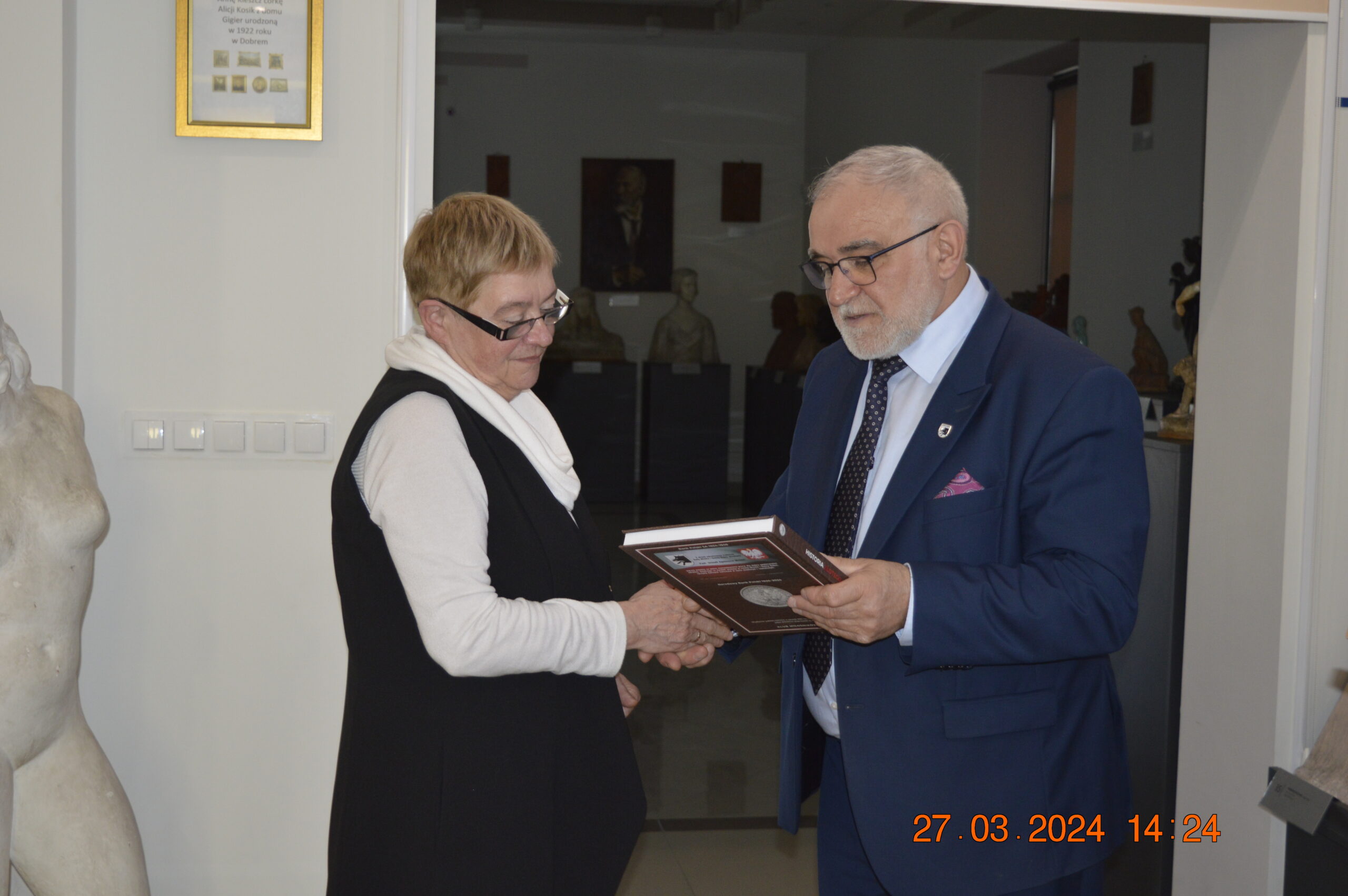 Na obrazku męskim w urządzeniach przekazywanych w okularach i udostępnianych apaszce, znajdujących się wewnątrz przestrzeni zewnętrznej. Zdjęcie jest datowane na 27 marca 2024 roku o godzinie 14:24.