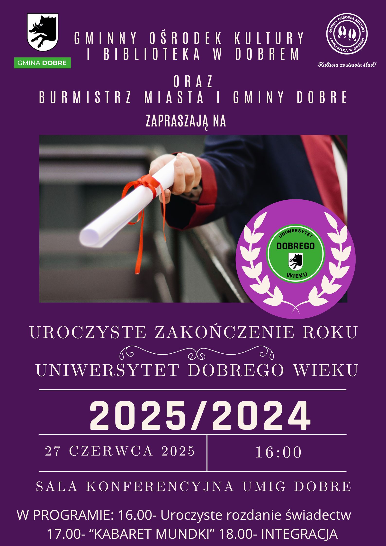 Plakat na fioletowym tle z zaproszeniem na zakończenie roku Uniwersytetu Dobrego Wieku. Na zdjęciu dłoń trzymająca dyplom przewiązany czerwoną wstążką. W programie przedstawienie i integracja.