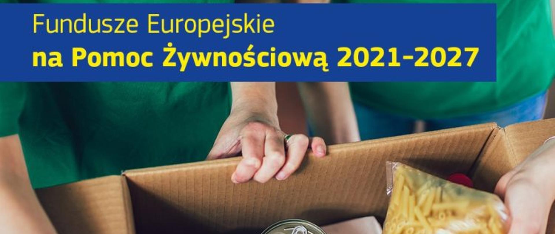 Osoba w zielonej koszulce trzyma karton z żywnością. Na górze niebieski baner z napisem o funduszach europejskich. W pudle są makaron i konserwa.