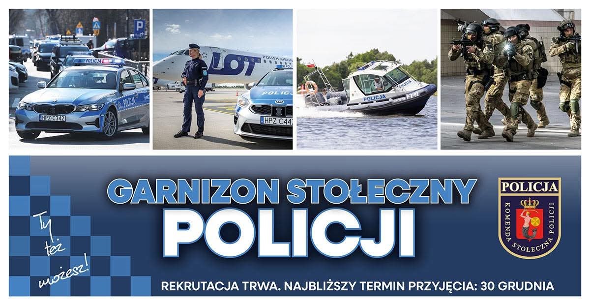 Na zdjęciu widnieją policyjne samochody, łódź i grupa funkcjonariuszy. Tło jest jasne z akcentami niebieskiego. Widoczny jest napis Garnizon Stołeczny Policji.