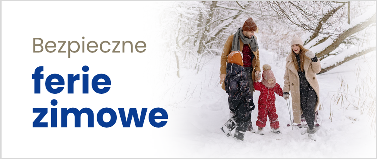 Rodzina w zimowych ubraniach bawi się na śniegu w lesie. Tło jest białe, z zaśnieżonymi drzewami. Tekst: Bezpieczne ferie zimowe.