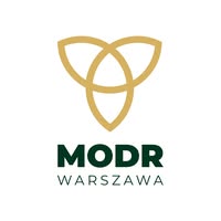 Logo MODR Warszawa z trzema złotymi półkolami. Poniżej tekst w ciemnej zieleni. Tło jest białe.