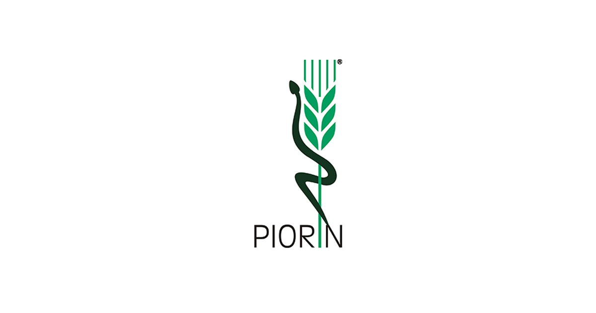 Logo PIORIN przedstawia zielony kłos z wijącym się wokół niego wężem na białym tle. Kłos symbolizuje rośliny, a wąż zdrowie i ochronę. Pod grafiką widnieje napis PIORIN.