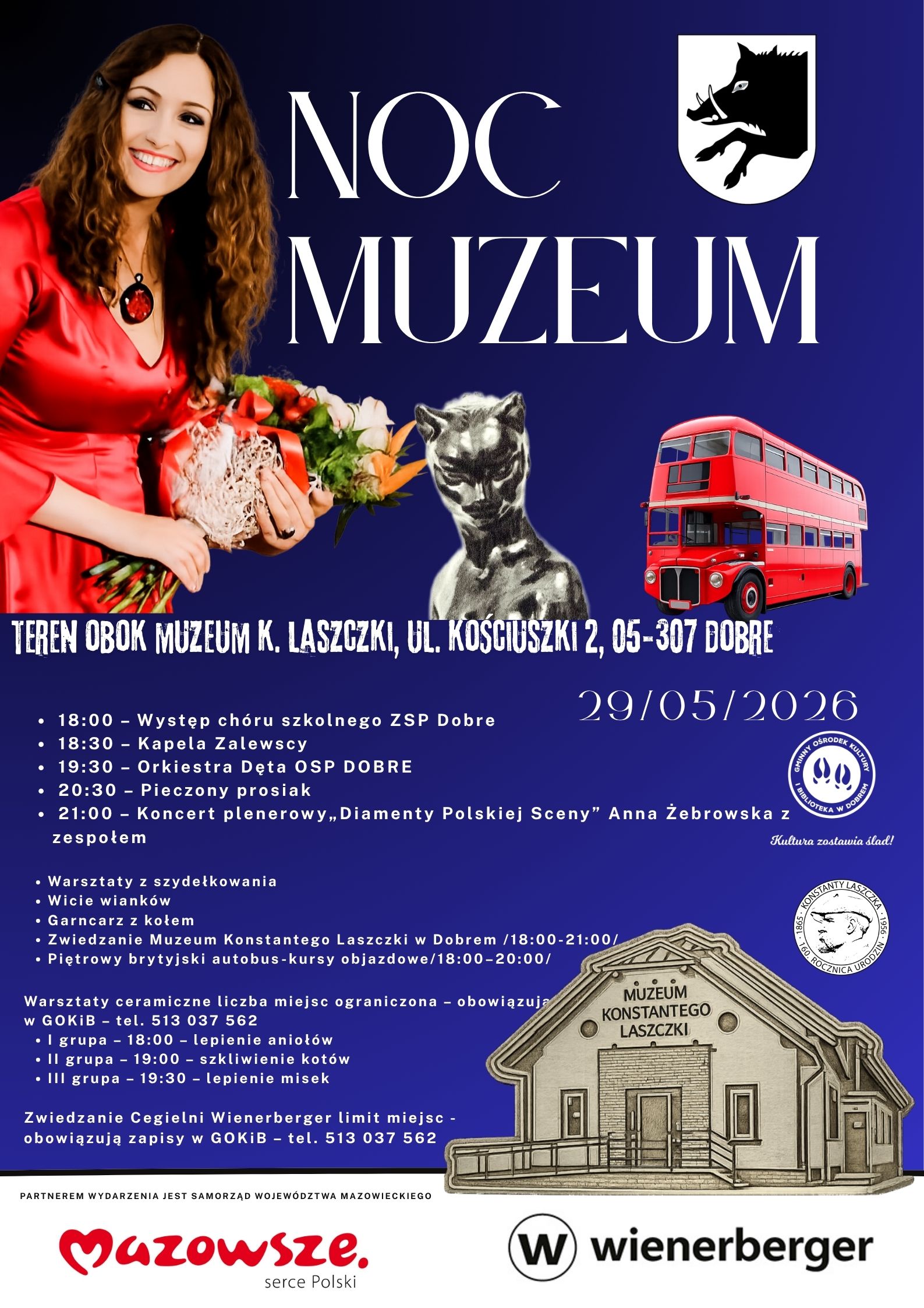 Plakat promuje Noc Muzeum z uśmiechniętą kobietą w czerwonej sukni na niebieskim tle. Widoczny jest program wydarzenia i rysunek czerwonego autobusu. Obok informacji o warsztatach i koncertach znajduje się ilustracja budynku muzeum.