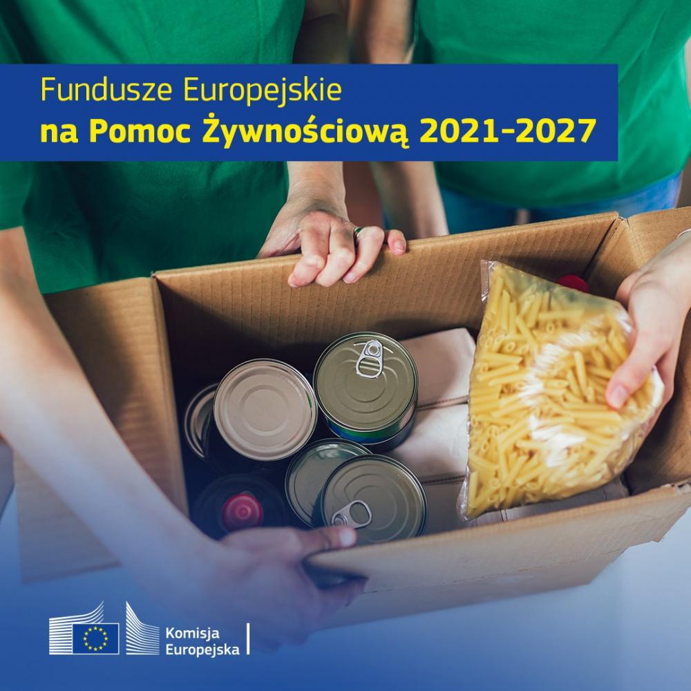 Trzy osoby w zielonych koszulkach trzymają pudełko z żywnością, puszkami i makaronem. Na górze napis: Fundusze Europejskie na Pomoc Żywnościową 2021-2027. Tło jest jasne, dominują kolory niebieski i